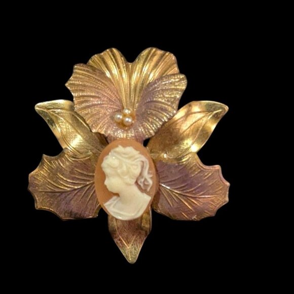 Vintage Gold Tone Floral Brooch With Cameo And Pearls 2-Inch Elegant Retro Jewel - Picture 1 of 7